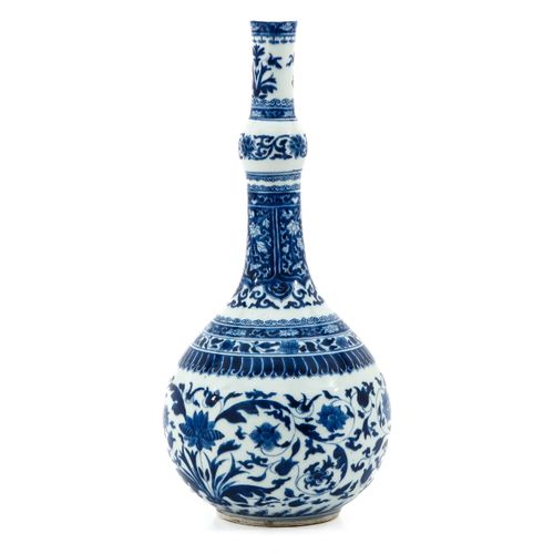 A Blue and White Gourd Vase Blumendekor, Kangxi Periode, 42 cm. Hoch, Craquelé G&hellip;