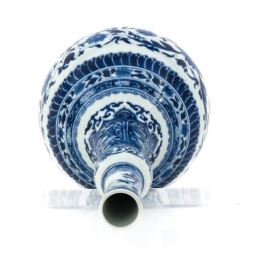 A Blue and White Gourd Vase Decorazione floreale, periodo Kangxi, altezza 42 cm.
