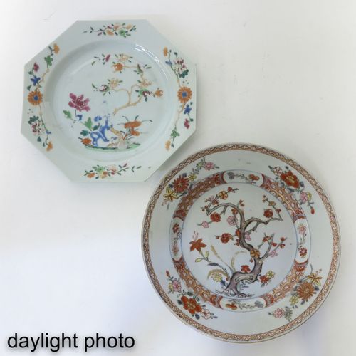 A Lot of 2 Plates Con decori Famille Rose e policromi, diametro 22 cm, scheggiat&hellip;