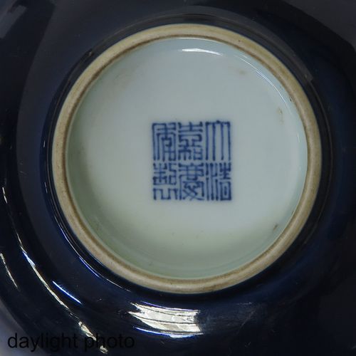 A Lot of 2 Bowls Including blue and white floral decor bowl marked Chenghua and &hellip;