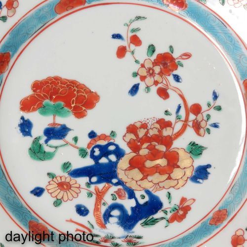 A Lot of 2 Polychrome Decor Plates Décorée de fleurs en émaux rouge fer, bleu et&hellip;