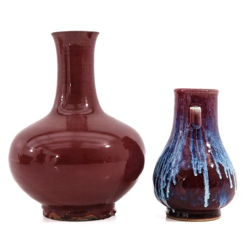 A Lot of 2 Vases Die Vasen mit Flambe-Dekor und Pfirsichblütenglasur haben eine &hellip;