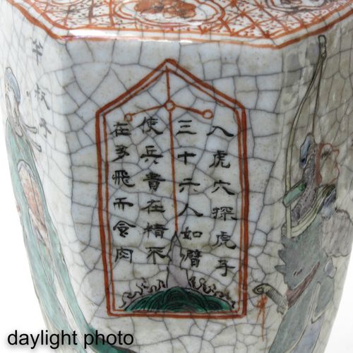 A Lot of 2 Vases Incluye jarrón decorativo Wu Shuang Pu de 27 cm. De altura.