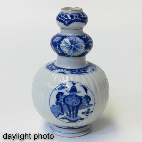 A Small Blue and White Double Gourd Vase Dekoriert mit chinesischen Antiquitäten&hellip;