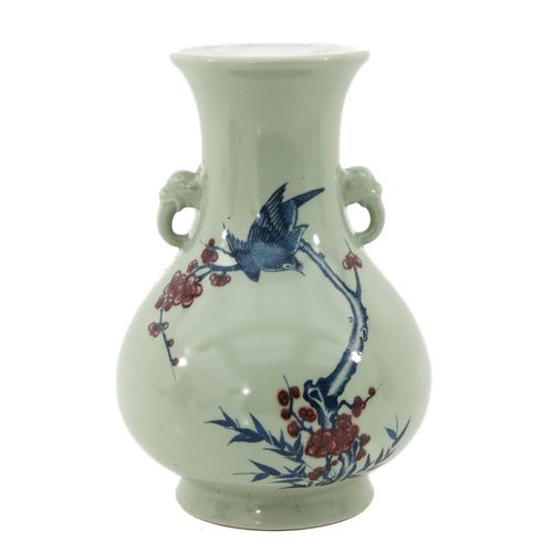 A Celadon Vase Fondo celadon decorato con uccelli e fiori in rosso ferro e blu, &hellip;