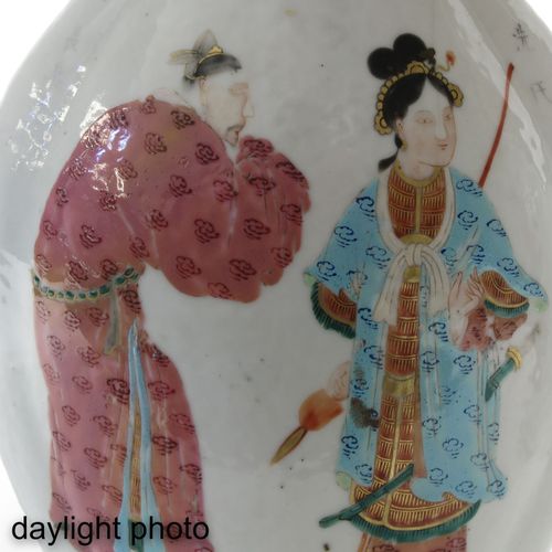 A Pair of Wu Shuang Pu Vases 饰有中国人物的法米勒珐琅彩，高31厘米。