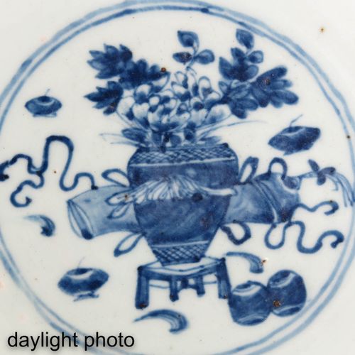 A Lot of 2 Bowls 包括装饰有中国古物的青花碗和风景装饰的小碗，最大的碗直径为37厘米。