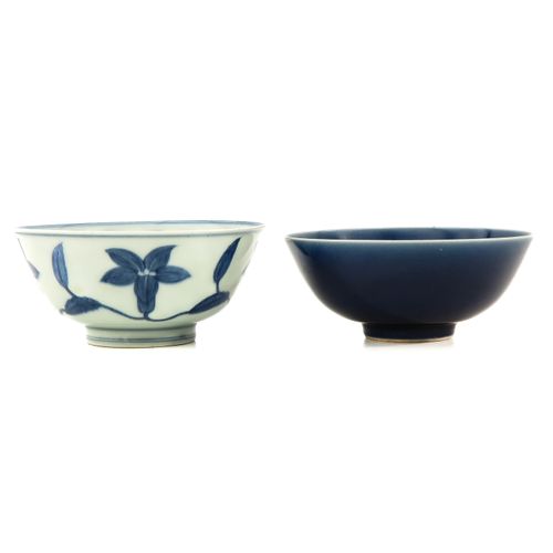 A Lot of 2 Bowls Dont un bol à décor floral bleu et blanc marqué Chenghua et un &hellip;