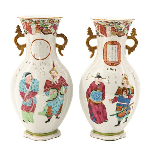 A Pair of Wu Shuang Pu Vases Decorato con figure cinesi in smalti Famille Rose, &hellip;