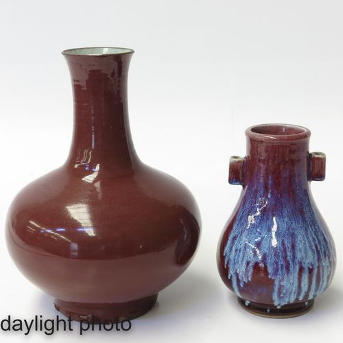 A Lot of 2 Vases 包括Flambe装饰和桃花釉，花瓶的高度为20厘米和31厘米。