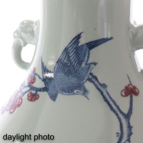 A Celadon Vase Fond céladon décoré d'oiseaux et de fleurs en rouge fer et bleu, &hellip;