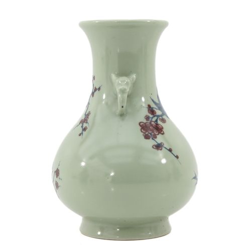 A Celadon Vase Fondo celadon decorato con uccelli e fiori in rosso ferro e blu, &hellip;