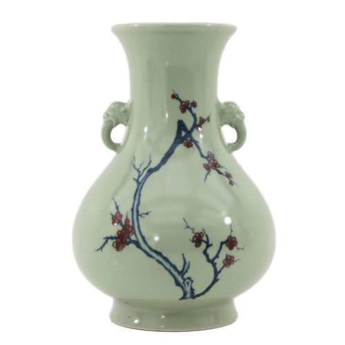 A Celadon Vase Fondo celadon decorato con uccelli e fiori in rosso ferro e blu, &hellip;