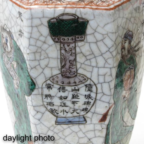 A Lot of 2 Vases Incluye jarrón decorativo Wu Shuang Pu de 27 cm. De altura.