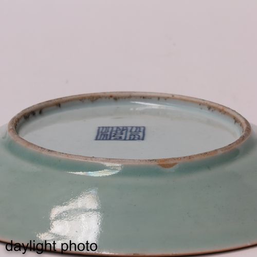 A Lot of 2 Celadon Cantonese Plates Fond céladon décoré de fleurs, d'oiseaux et &hellip;