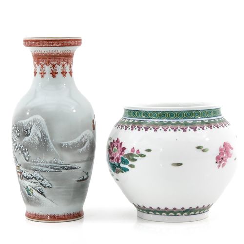 A Lot of 2 Vases Tra cui un vaso rotondo decorato con pesci rossi alto 13 cm. E &hellip;