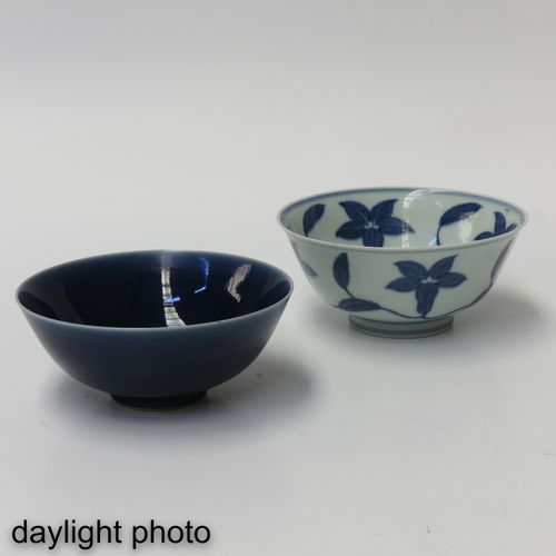 A Lot of 2 Bowls Darunter eine blau-weiße Schale mit Blumendekor, gemarkt Chengh&hellip;