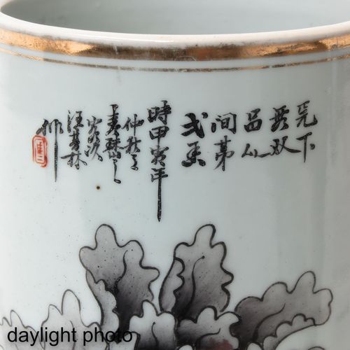 A Chinese Cylinder Vase Représentation de fleurs et texte chinois, hauteur 29 cm&hellip;