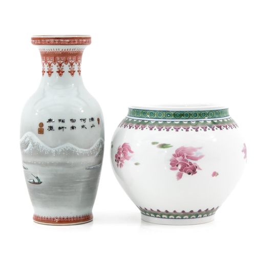 A Lot of 2 Vases Dazu gehören eine runde Vase mit Goldfischen, 13 cm hoch, und e&hellip;