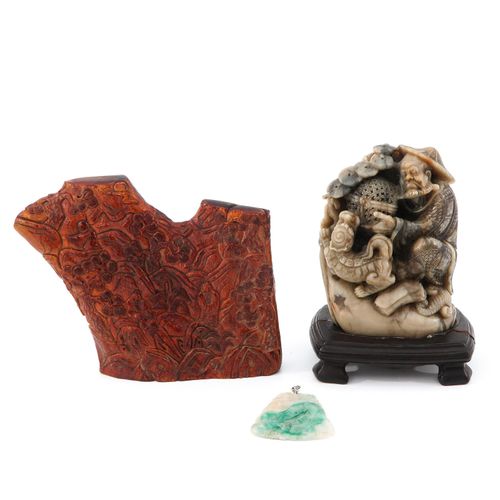 A Collection of Chinese Items Comprende una scultura in legno di cartoncino, un &hellip;