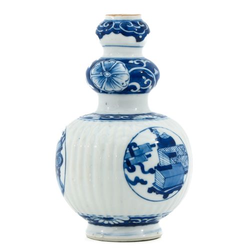 A Small Blue and White Double Gourd Vase 饰有中国古物，标有双环，高17厘米。