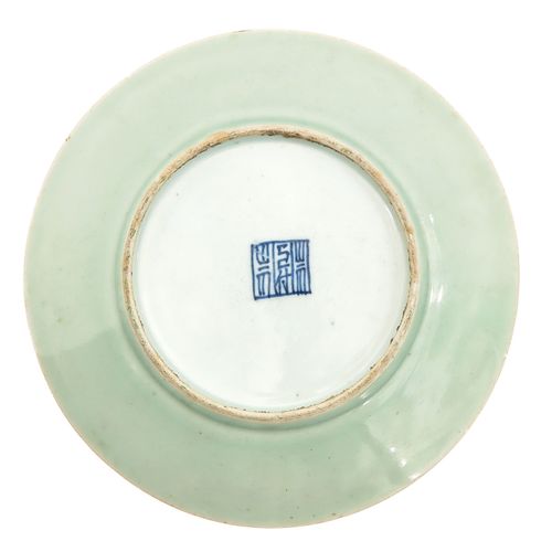 A Lot of 2 Celadon Cantonese Plates Fond céladon décoré de fleurs, d'oiseaux et &hellip;