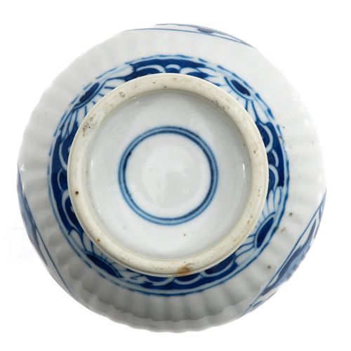 A Small Blue and White Double Gourd Vase 饰有中国古物，标有双环，高17厘米。