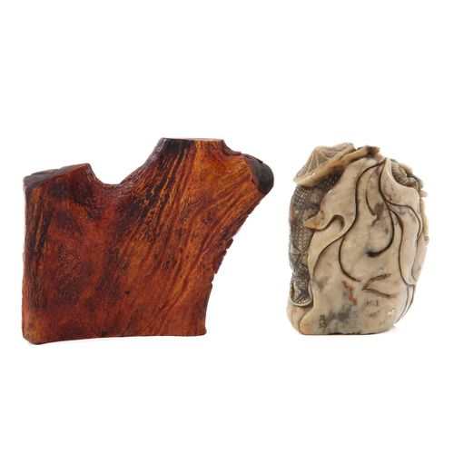 A Collection of Chinese Items Dazu gehören eine Holzskulptur aus Karton, ein ges&hellip;