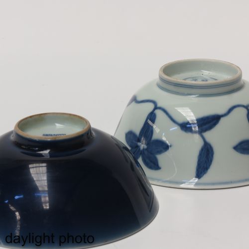 A Lot of 2 Bowls 包括标有成化的青花装饰碗和标有嘉庆的蓝色釉面碗，直径15厘米。
