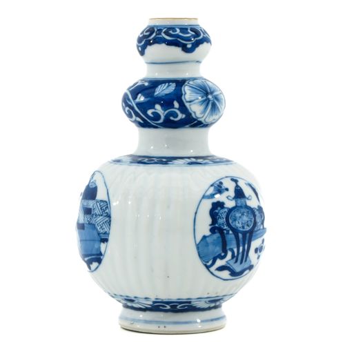 A Small Blue and White Double Gourd Vase Dekoriert mit chinesischen Antiquitäten&hellip;