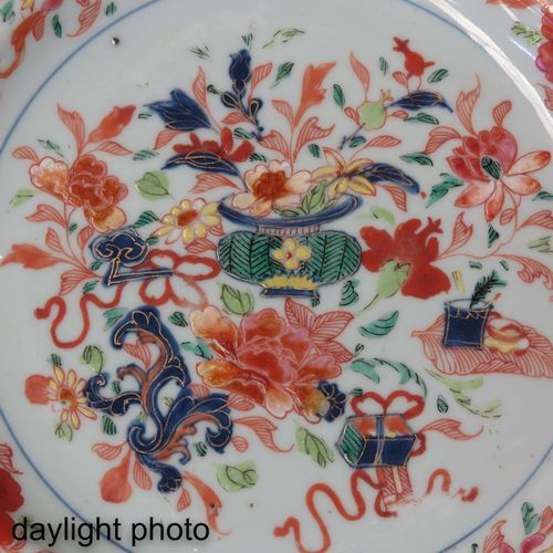A Lot of 2 Polychrome Decor Plates Decorated with flowers in iron red, blue and &hellip;