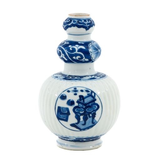 A Small Blue and White Double Gourd Vase Dekoriert mit chinesischen Antiquitäten&hellip;
