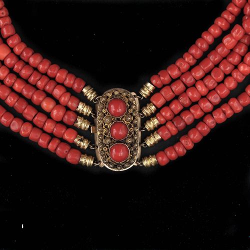 A Collection of Jewelry Comprenant 2 colliers de corail rouge, le corail fait 5 &hellip;