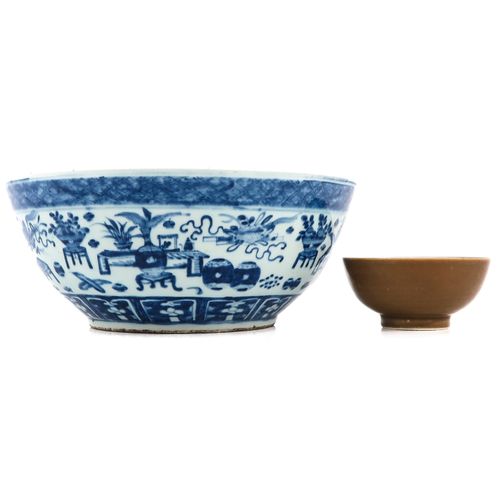 A Lot of 2 Bowls 包括装饰有中国古物的青花碗和风景装饰的小碗，最大的碗直径为37厘米。
