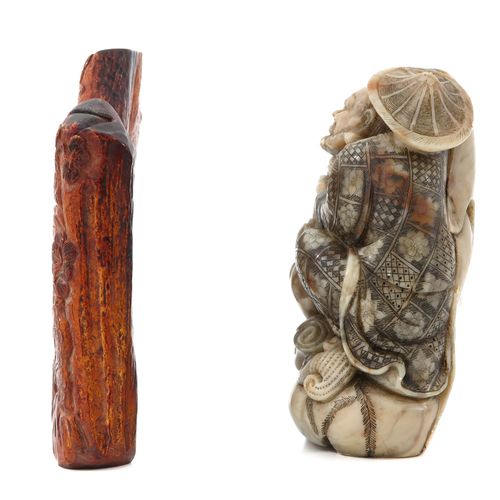 A Collection of Chinese Items 包括卡片木雕，石雕挂件，以及高度精细的雕刻，描绘中国人和寺庙狮子的雕塑，20 x 13 x 9厘米。