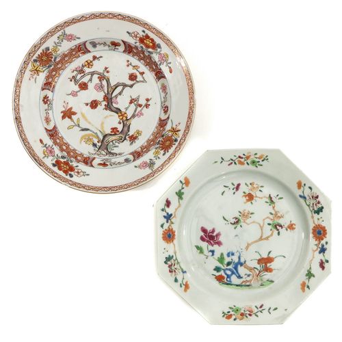 A Lot of 2 Plates Con decori Famille Rose e policromi, diametro 22 cm, scheggiat&hellip;