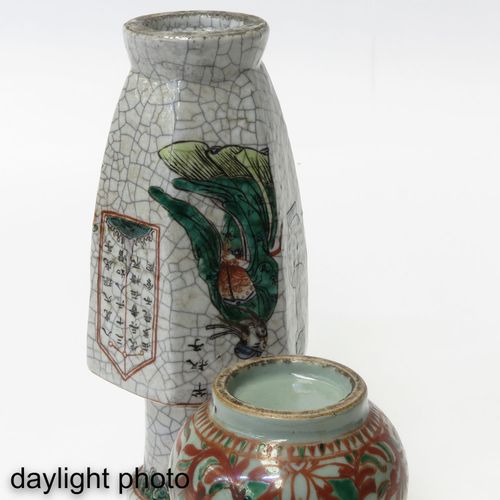 A Lot of 2 Vases Compreso vaso decorativo Wu Shuang Pu alto 27 cm.