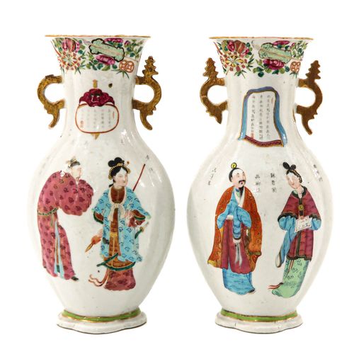 A Pair of Wu Shuang Pu Vases Dekoriert mit chinesischen Figuren in Famille-Rose-&hellip;