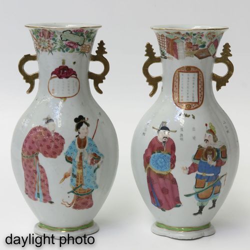 A Pair of Wu Shuang Pu Vases Decorado con figuras chinas en esmaltes Famille Ros&hellip;