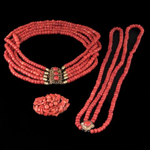 A Collection of Jewelry 包括2条红珊瑚项链，珊瑚直径为5-6毫米，总重量为149克。