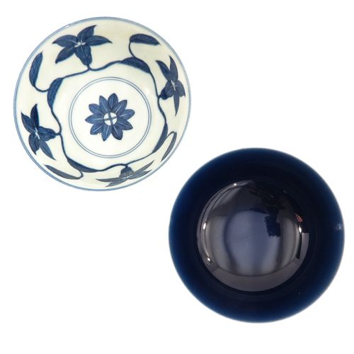A Lot of 2 Bowls 包括标有成化的青花装饰碗和标有嘉庆的蓝色釉面碗，直径15厘米。