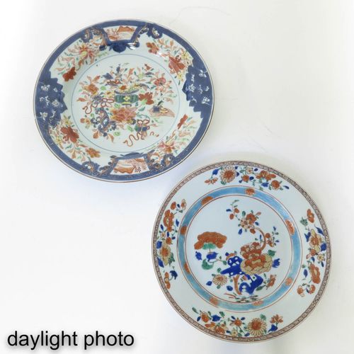 A Lot of 2 Polychrome Decor Plates 饰有铁红、蓝色和鎏金珐琅的花朵，18世纪，最大的盘子直径为25厘米，有毛边。