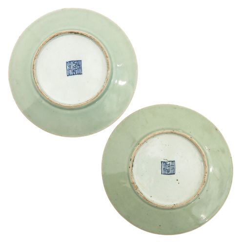 A Lot of 2 Celadon Cantonese Plates Celadon-Grund, verziert mit Blumen, Vögeln u&hellip;