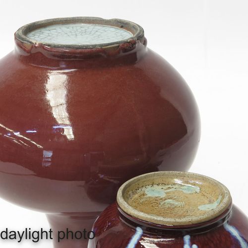 A Lot of 2 Vases 包括Flambe装饰和桃花釉，花瓶的高度为20厘米和31厘米。