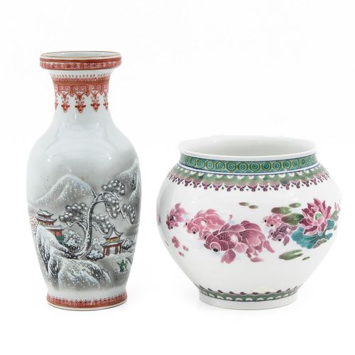 A Lot of 2 Vases 包括13厘米高的金鱼装饰圆瓶和20厘米高的雪景图案花瓶。