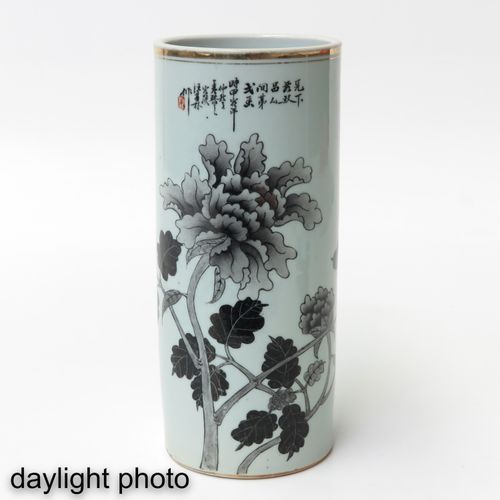 A Chinese Cylinder Vase Représentation de fleurs et texte chinois, hauteur 29 cm&hellip;