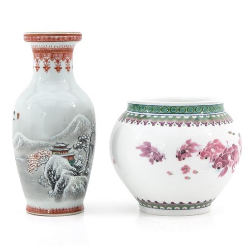 A Lot of 2 Vases 包括13厘米高的金鱼装饰圆瓶和20厘米高的雪景图案花瓶。