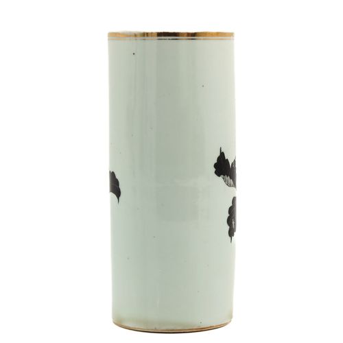 A Chinese Cylinder Vase Représentation de fleurs et texte chinois, hauteur 29 cm&hellip;