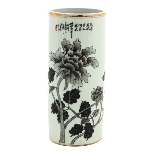 A Chinese Cylinder Vase Représentation de fleurs et texte chinois, hauteur 29 cm&hellip;