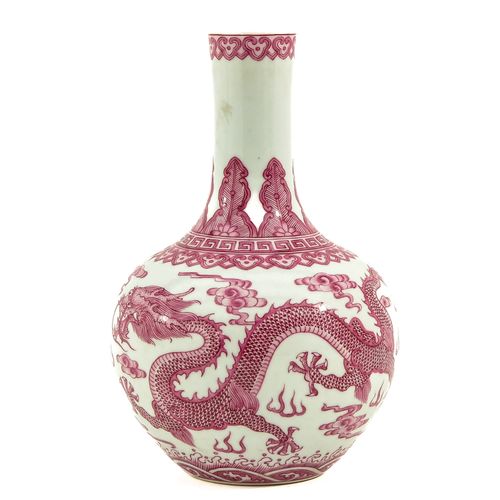 Null 粉红色装饰瓶花瓶
装饰有龙和云，嘉庆款，高20厘米。